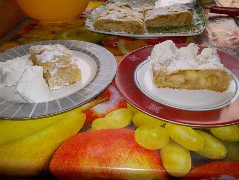 Lavash Strudel: Sunud-sunod Na Mga Recipe Na May Mga Mansanas, Keso Sa Kubo, Condensadong Gatas, Larawan At Video