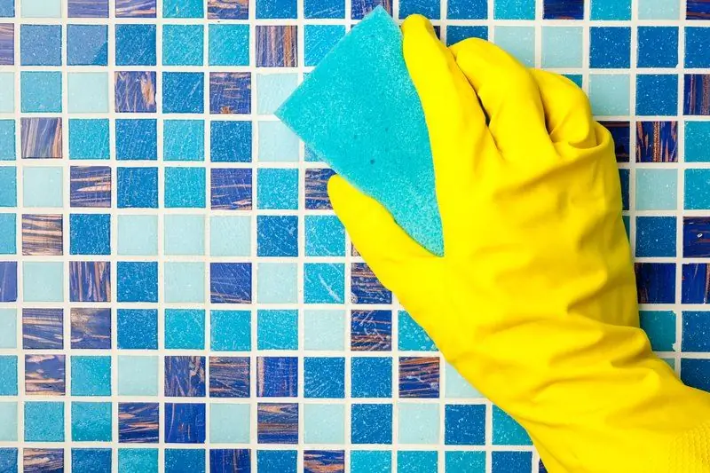 Paano At Kung Ano Ang Linisin Ang Mga Tile Sa Banyo Mula Sa Plaka Sa Bahay: Mga Panuntunan Para Sa Mabisang Paglilinis Ng Mga Tile