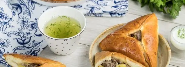 As tortas tártaras com carne e batata são uma guloseima farta e saborosa que vai decorar qualquer mesa