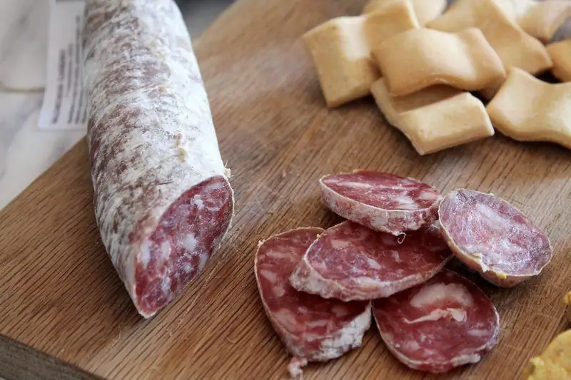 Fioritura Bianca Su Salsiccia Affumicata Cruda: Perché Appare, è Possibile Mangiare Il Prodotto