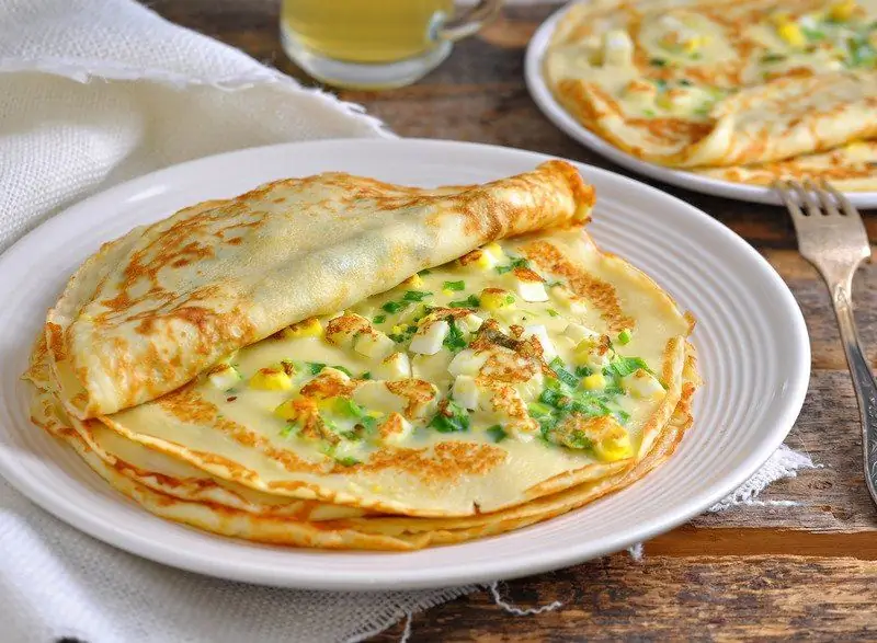 Crêpes Au Four: Recettes étape Par étape Avec Des Photos, Y Compris Des Pommes, Du Fromage, Des Oignons, Des Saucisses, De La Viande Hachée, Des œufs, Des Champignons, Du Jambon Et De La Banane