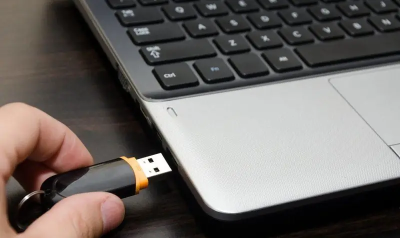 Vim Li Cas Lub Koos Pis Tawj Tsis Pom Qhov USB Flash Drive Thiab Yuav Ua Dab Tsi Los Daws Qhov Teeb Meem