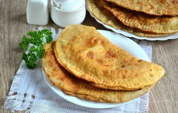 Chebureks de massa com água mineral