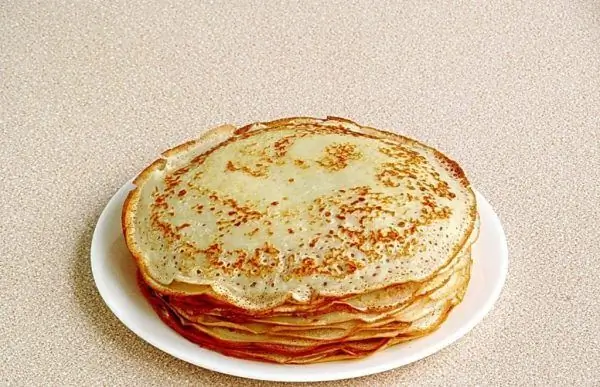 Tallrik med pannkakor