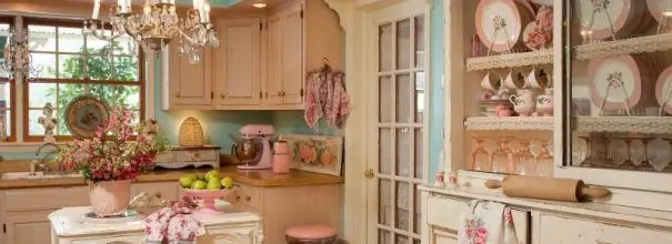 La cucina shabby chic è delicata, di pizzo, decorata con molto arredamento, accogliente e ospitale, dove tutto è subordinato al comfort e al piacere estetico