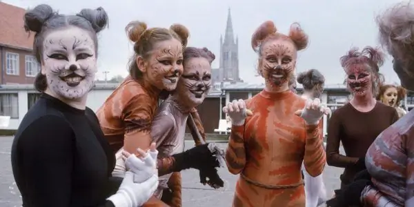 Ragazze con la faccia dipinta come i gatti stanno per strada