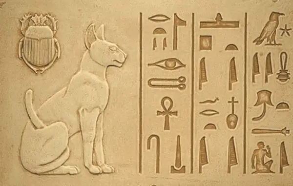 Kat op oude Egyptische inscriptie