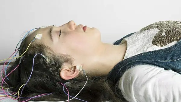 La ragazza dorme con sensori EEG che monitorano il lavoro del cervello