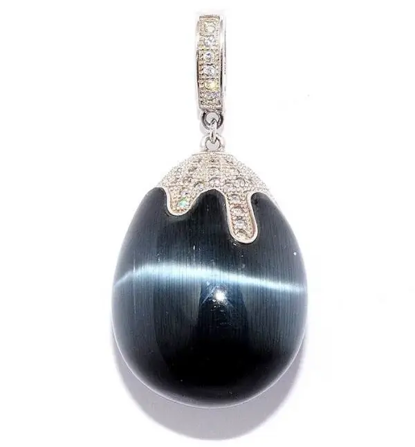 Pendant nrog dub "Cat lub qhov muag" thiab cubic zirkonia