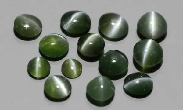 Scattering of cabochons from natural "Cat's eye"