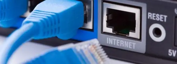 Conexiune la internet printr-un cablu cu conector LAN