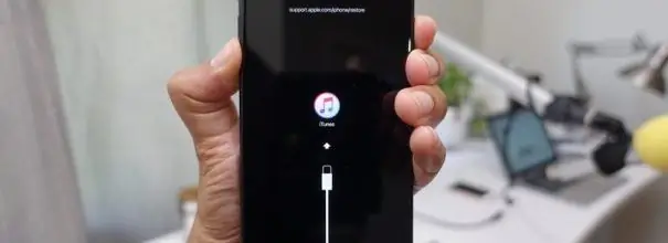 IPhone компьютерге қосылған