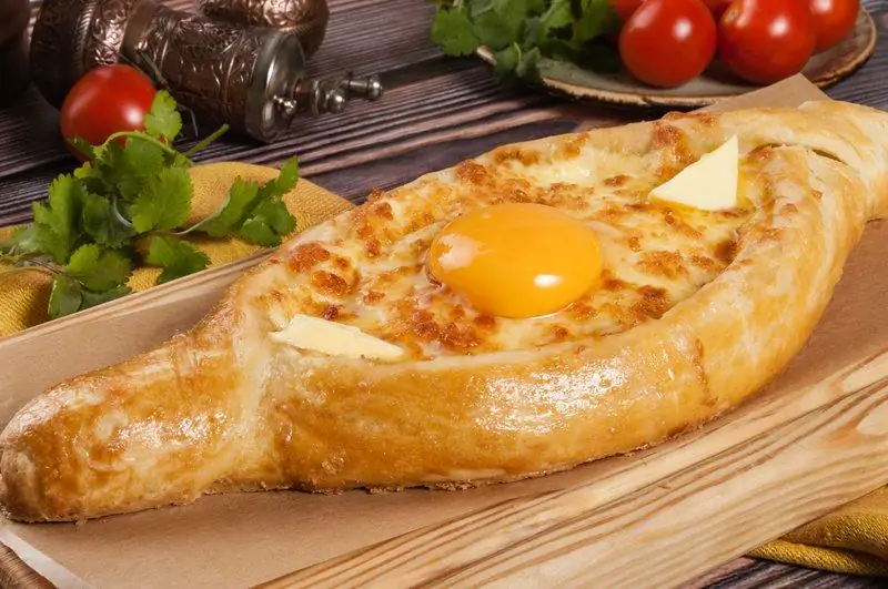 Tiag Tiag Adjarian Khachapuri: Daim Ntawv Qhia Ib Kauj Ruam Zuj Zus Rau Cov Nkoj Nrog Duab Thiab Yeeb Yaj Duab