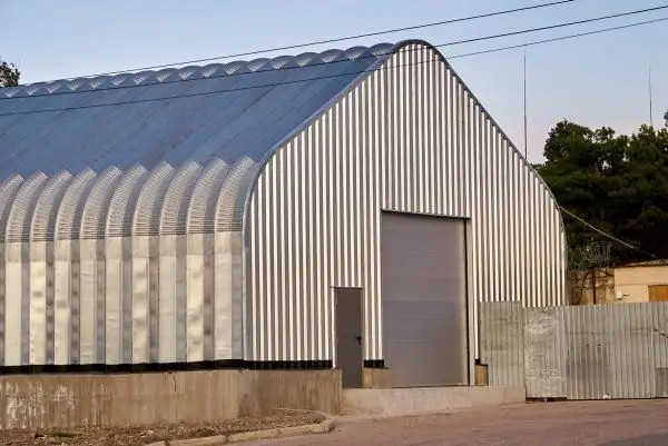 Yuvarlatılmış köşeli hangar