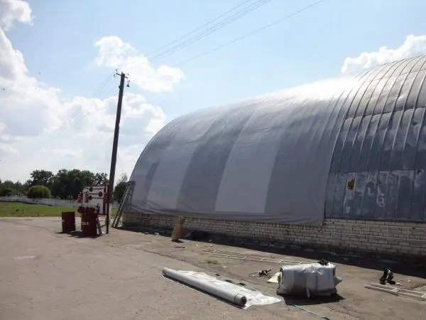 Réparation de hangar en tirant sur l'auvent