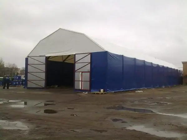 Hangar with polygonal roof