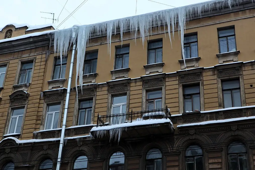 Icicles No Telhado Da Casa, Como Se Livrar Deles, Bem Como Um Dispositivo E Ferramenta Para Remover O Gelo