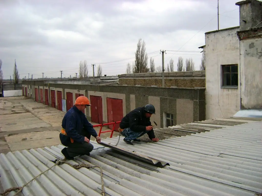 Reparatie Van Een Dak In Leisteen, Inclusief Het Wegwerken Van Grote Defecten, En Hoe De Coating Op De Juiste Manier Kan Worden Vervangen