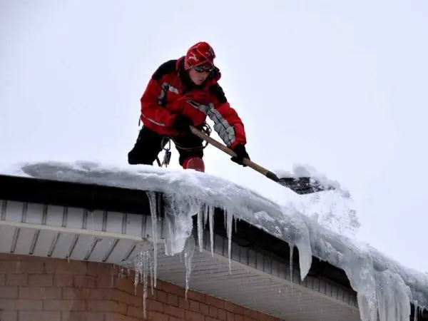 Nettoyer le toit de la neige