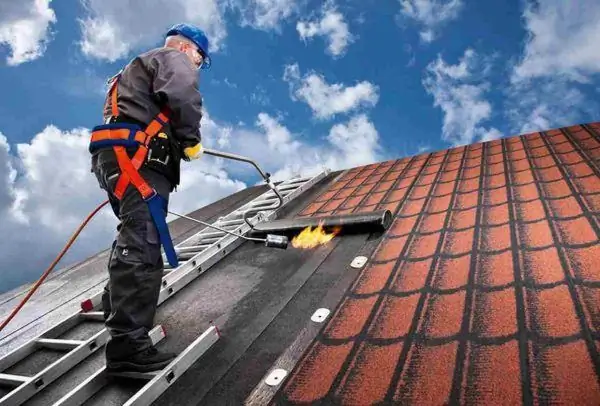 Installation of a roll roof on a pitched roof