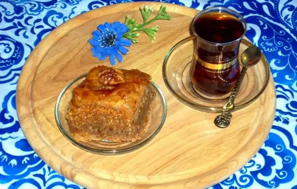 O bucată de baklava și ceai