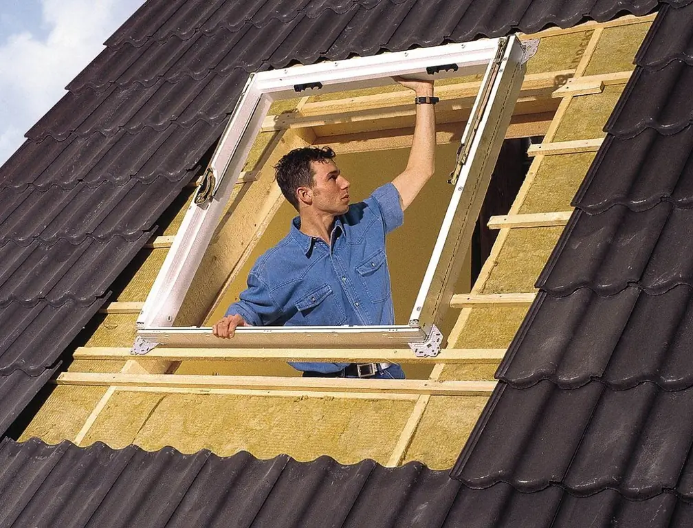 Instalación De Ventanas De Techo, Incluso Con Sus Propias Manos, Así Como Características De Instalación En Un Techo Ya Terminado