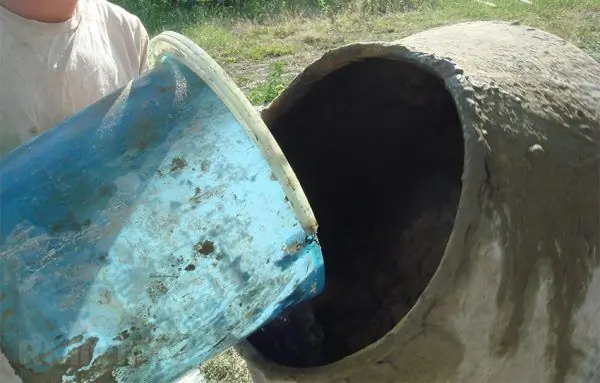 Wasser in einen Betonmischer gießen