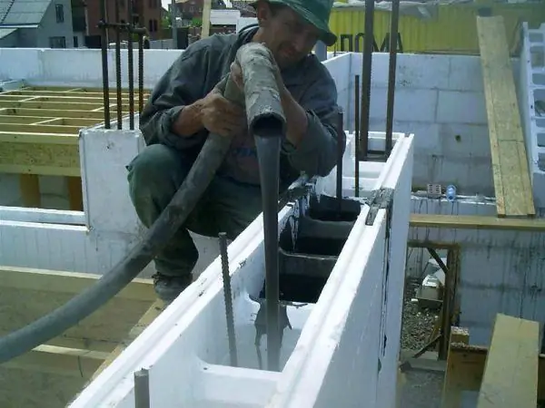 Derramando concreto na cofragem com uma bomba de concreto