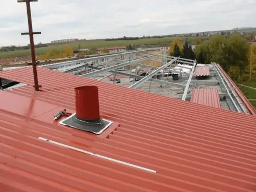 Conclusion of a round chimney through the roof from corrugated board