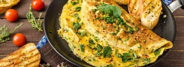 Omelet nyob rau hauv ib lub lauj kaub frying