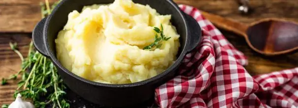 Puré de papas en una cacerola