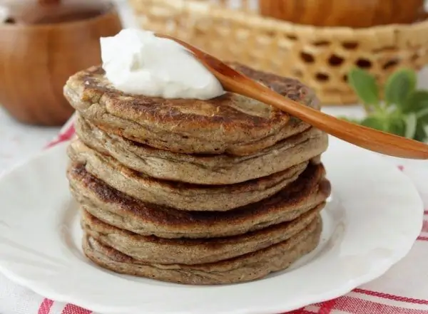 Isang stack ng mga flaxseed pancake na may kulay-gatas