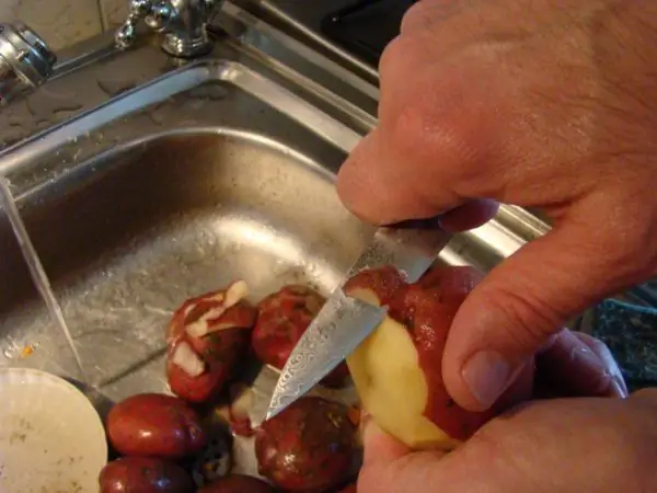 éplucher les pommes de terre avec un couteau