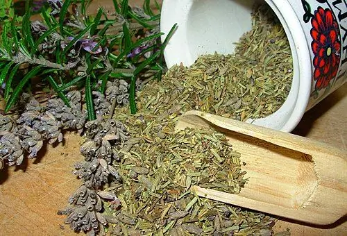 Pinatuyong wormwood