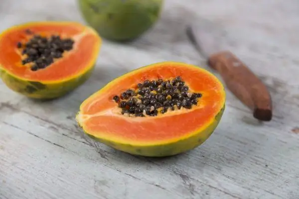 Unreife Papaya ausgeschnitten