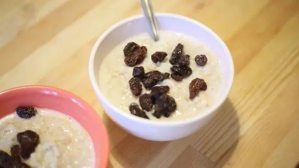 Oatmeal dalam susu dengan kismis