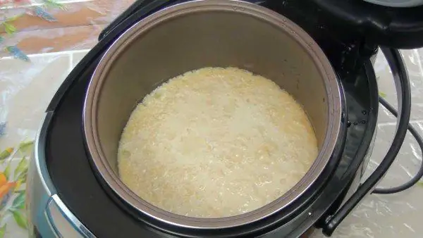 Oatmeal dengan susu dalam periuk perlahan