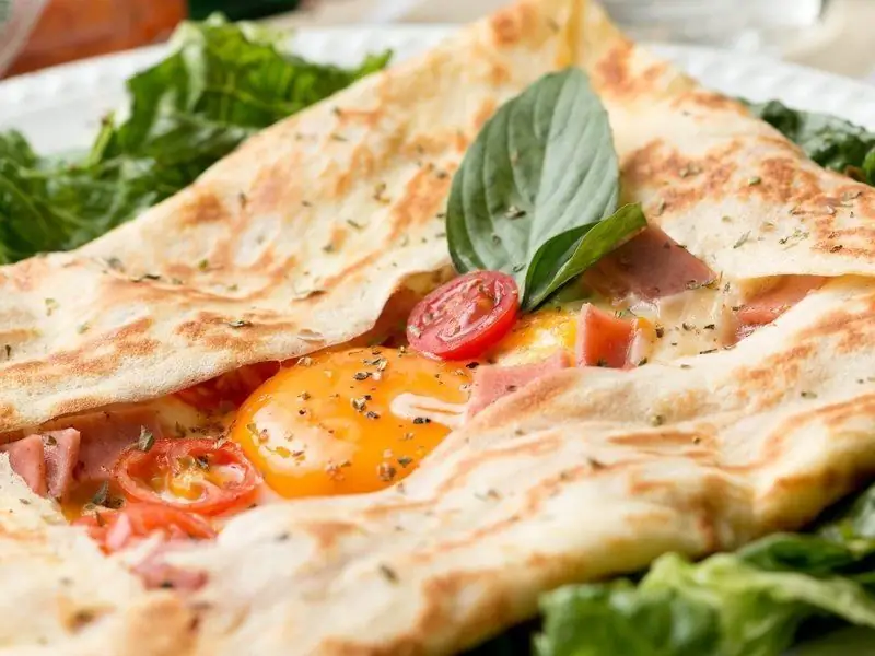 Resipi Untuk Telur Hancur Dalam Roti Pita Dalam Kuali Dan Di Dalam Ketuhar, Dengan Keju, Tomato, Sosej Dan Bahan Tambahan Lain