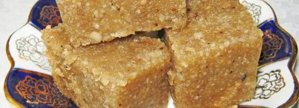 Pedaços de halva em um prato sobre a mesa