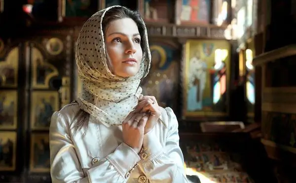 Ragazza in chiesa