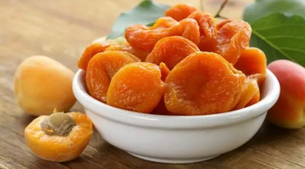 Apricots kavu katika bakuli