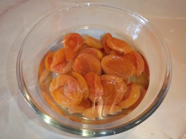 Apricots kavu kwenye bakuli la maji