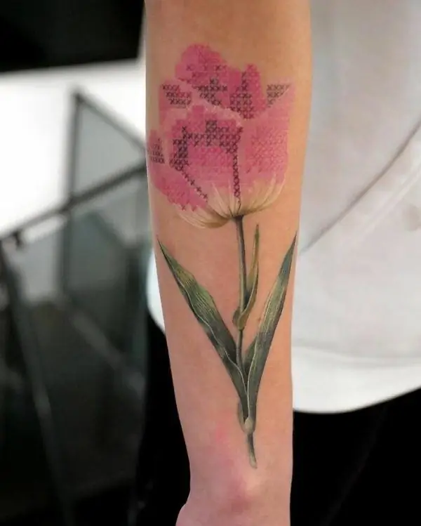 Tatouage de fleurs, imitation de point de croix