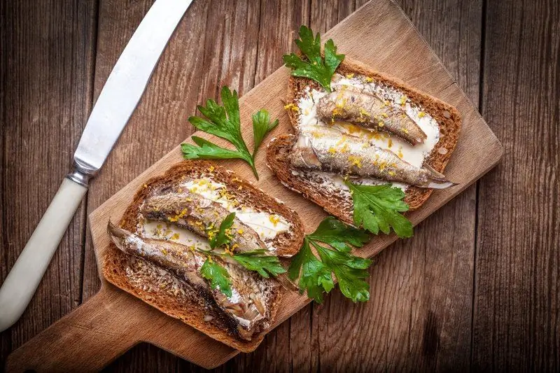 Sandwich Dengan Sprat: Resep Langkah Demi Langkah Dengan Foto, Termasuk Dengan Mentimun Di Atas Roti Goreng