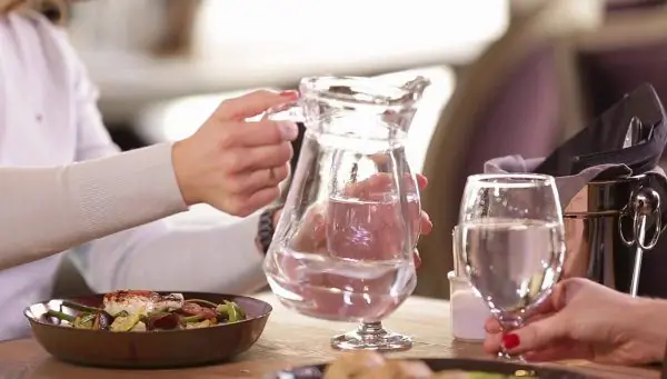 Tienen un vaso y una jarra de agua