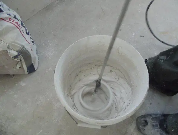 amestecând chitul cu un mixer de construcție