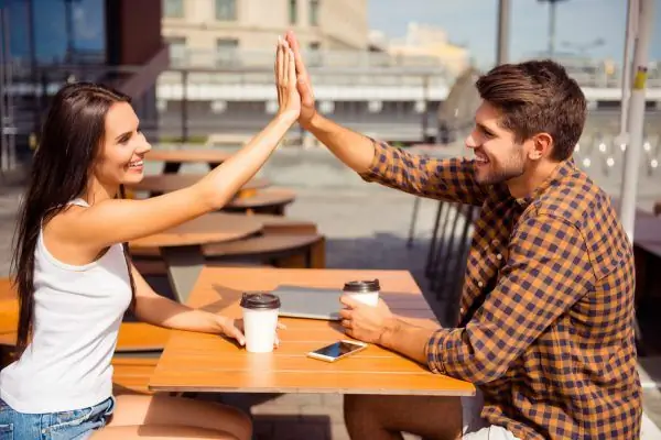 Couple au café