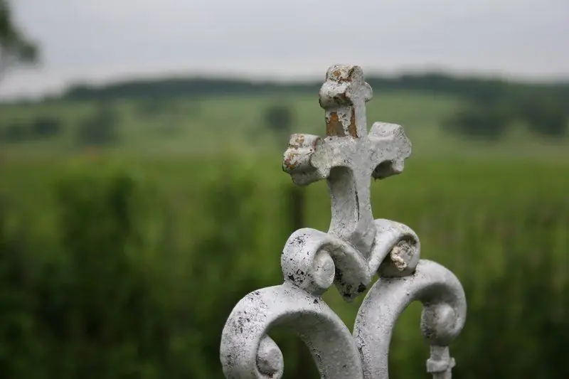 Comment Se Débarrasser De L'herbe Dans Un Cimetière Et Cela Peut-il être Fait Pour Toujours