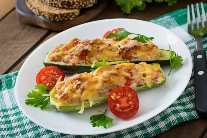 Zucchini Nrog Cov Nqaij Minced Hauv Qhov Cub: Cov Kauj Ruam Ua Zaub Mov Noj Zaub Ua Zaub Nrog Zaub Mov, Duab Thiab Yeeb Yaj Kiab