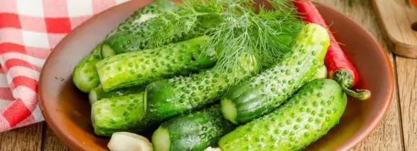 Crispy maj mam salted cucumbers - khoom noj txom ncauj uas tsis muaj qhov sib npaug